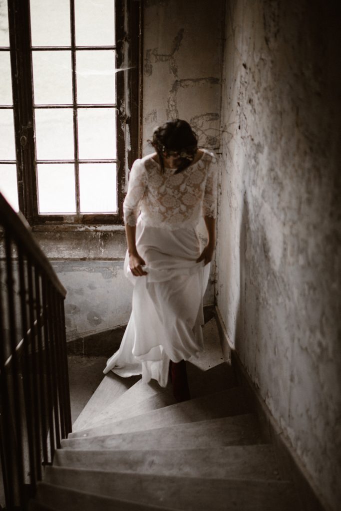 Un mariage en hiver mariée monte escalier chateau chambly