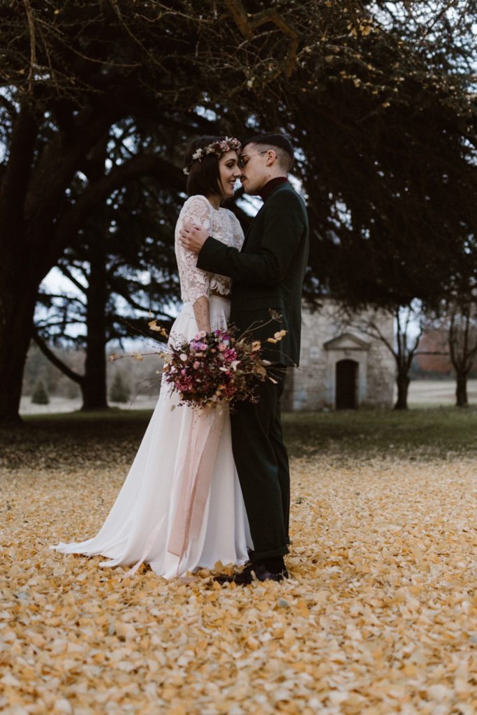 Un mariage en hiver photo de couple sur feuilles jaune