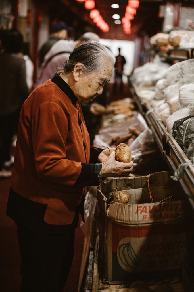 visiter pekin vieille dame dans marché