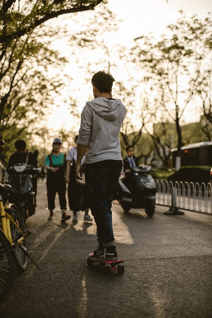 visiter pekin jeune en skate dans rue 
