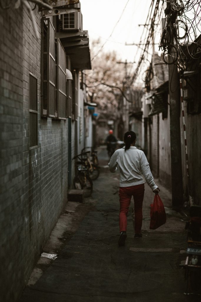 visiter pekin femme marche dans rue 