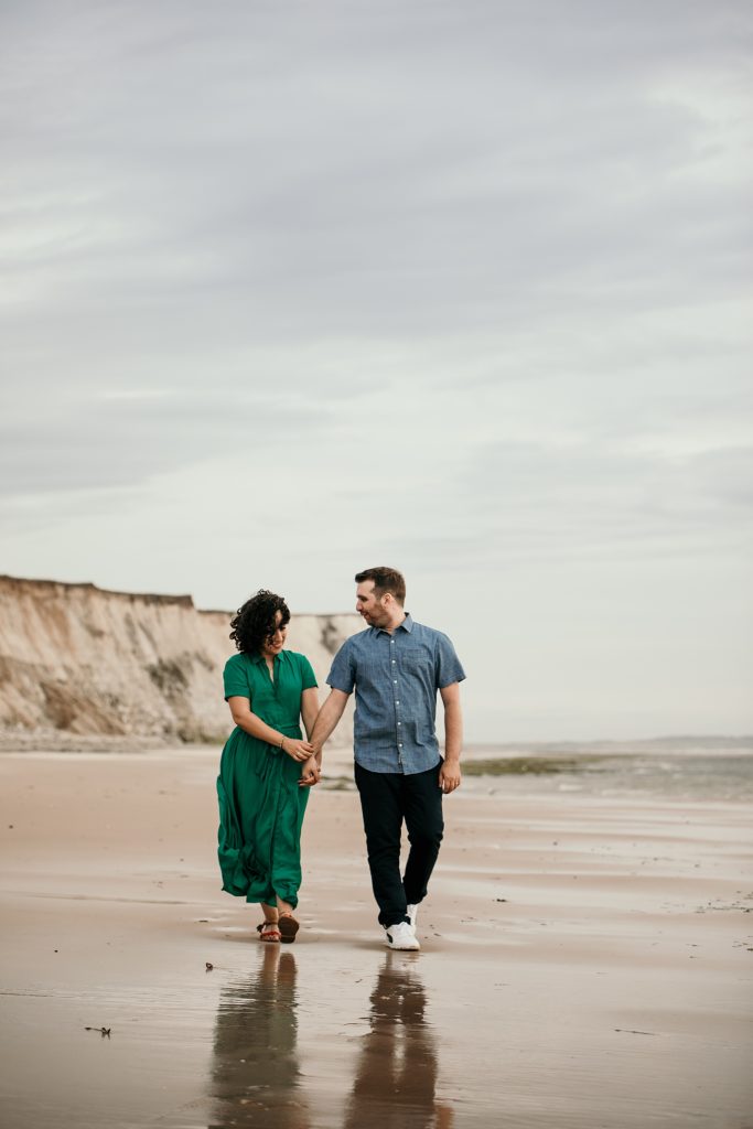 Renouvellement des voeux de mariage marcher sur la plage 