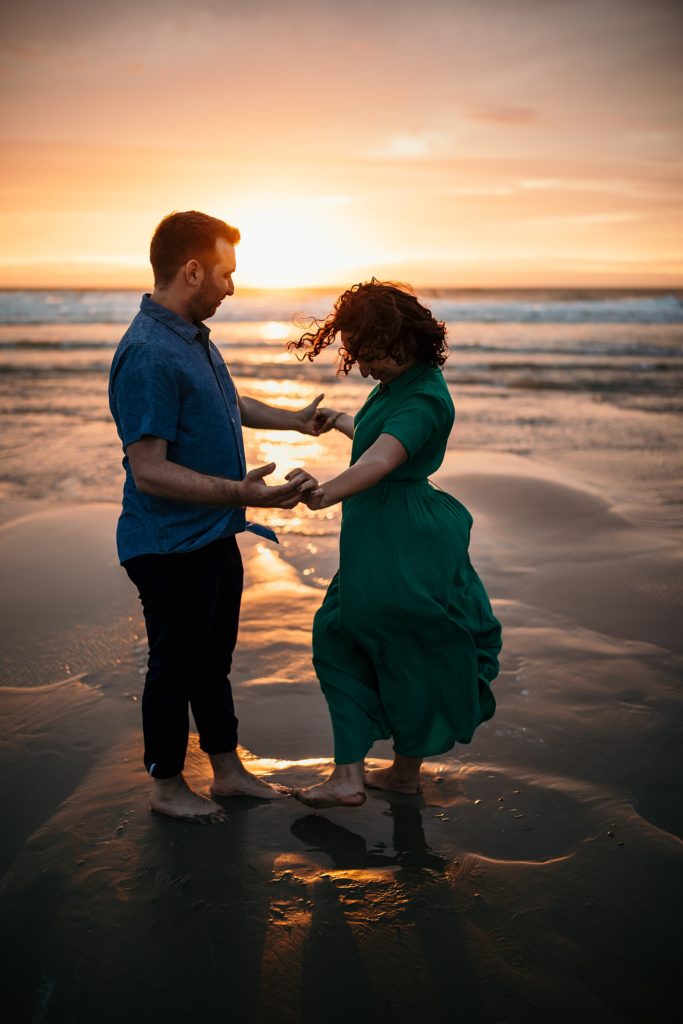Renouvellement des voeux de mariage danser sur plage coucher soleil