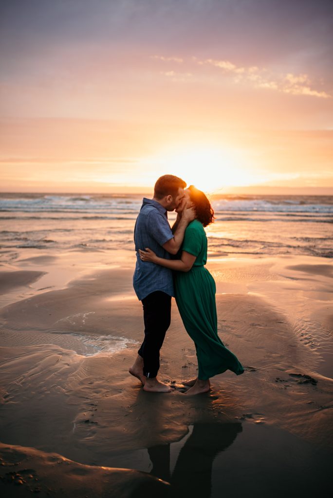 Renouvellement des voeux de mariage baiser au coucher de soleil