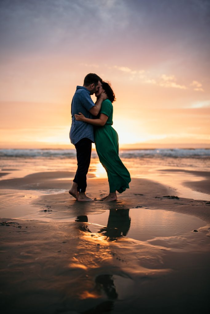Renouvellement des voeux de mariage s'embrasser sur la plage coucher soleil