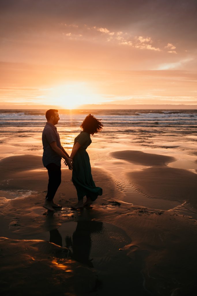 Renouvellement des voeux de mariage regarder coucher soleil sur la mer