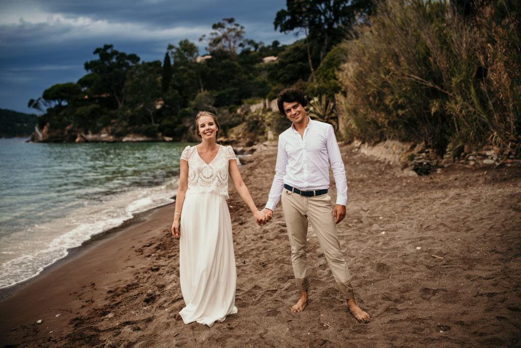 Photographe Mariage Rayol couple plage débarquement