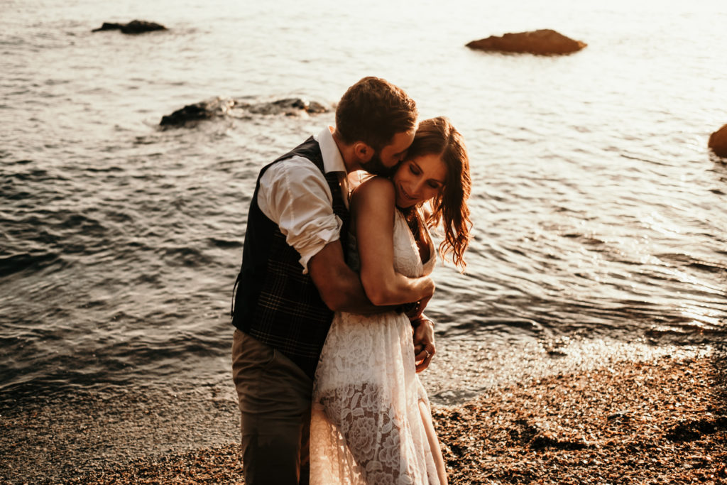 Séance couple sensuelle à Sanary embrasser sa femme sur la plage