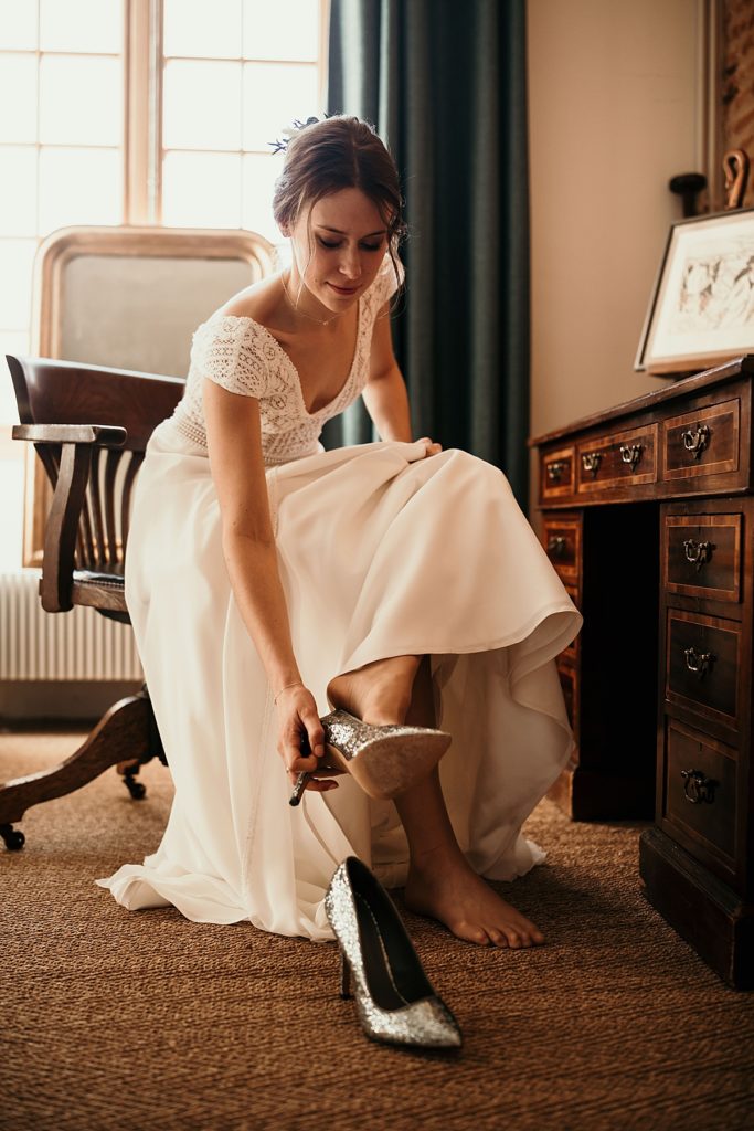 Mariage en petit comité robe cymbeline et chaussures de mariage