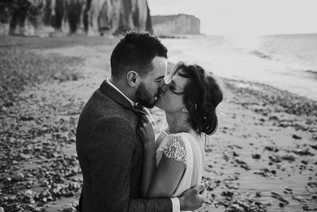 Mariage en petit comité photo en noir et blanc normandie