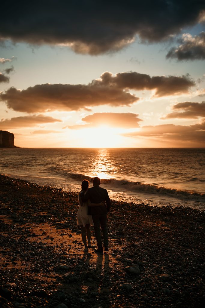 Mariage en petit comité mariés au coucher de soleil a la plage