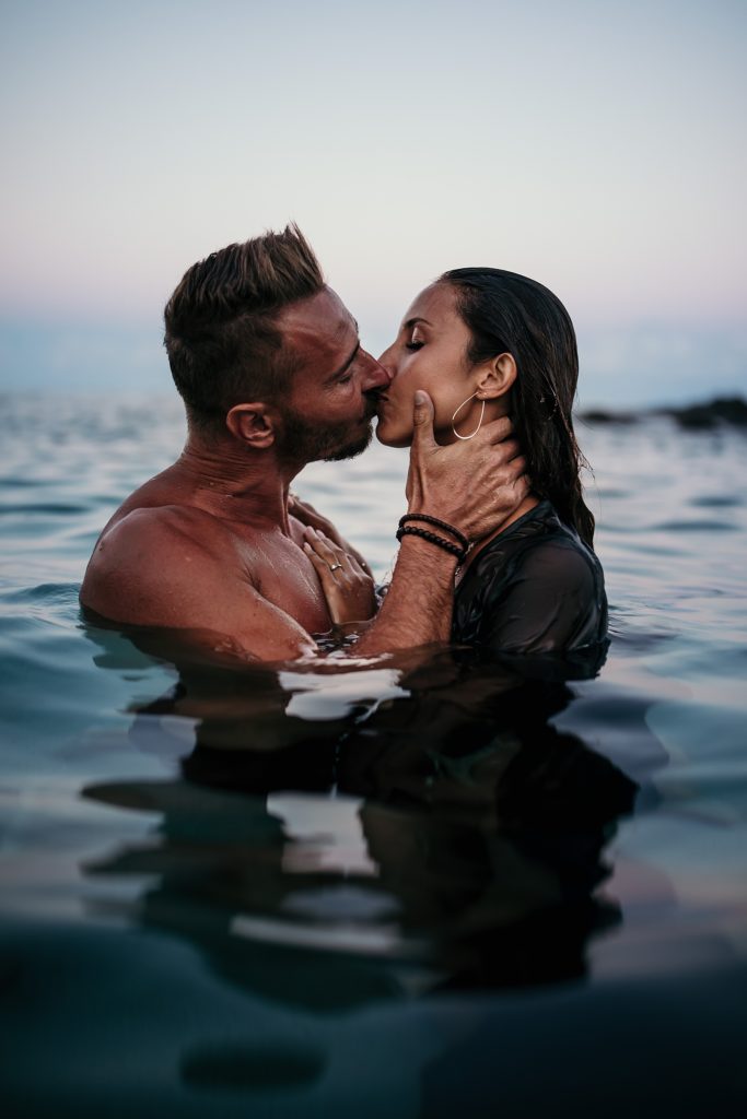 Shooting couple dans l'eau s'embrasser dans l'eau