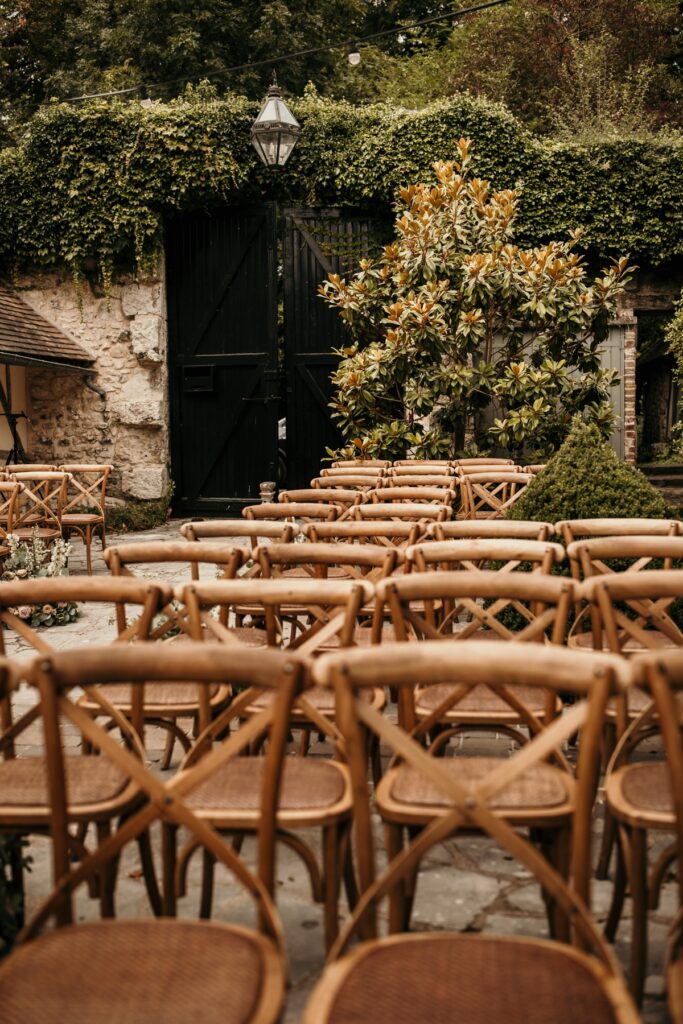 Photographe Mariage Giverny chaises cérémonie mariage