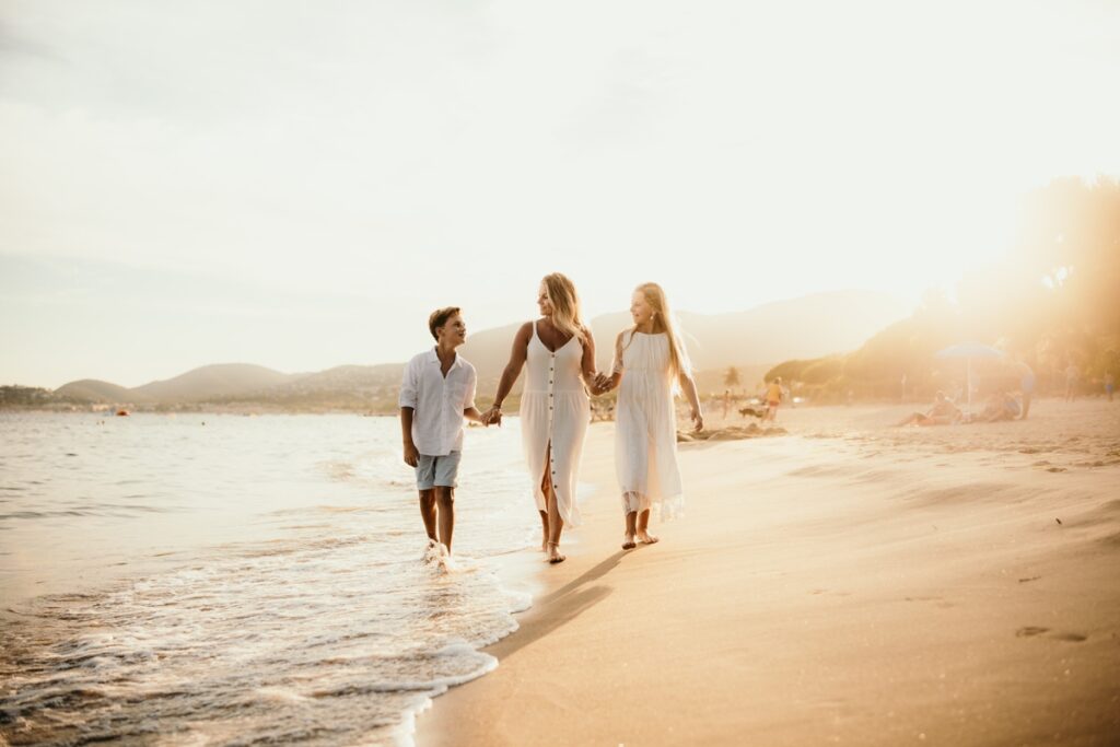 Séance photo sur la plage de Cavalaire marcher sur la plage en famille
